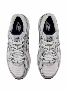 Sapatilhas New Balance U740 branco e marinho para mulher.