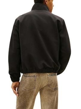 Casaco Tommy Jeans Bomber preto para homem.