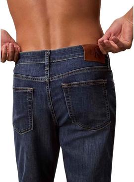 Calça jeans Calvin Klein Irving azul marinho para homem.