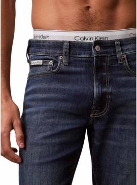 Calça jeans Calvin Klein Irving azul marinho para homem.
