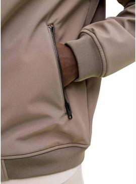 Casaco Jack And Jones Softshell caramelo para homem.