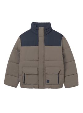 Casaco acolchoado Mayoral bicolor marrom e azul marinho para menino.
