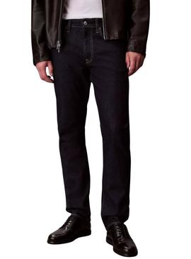 Calça jeans Calvin Klein Jeans seca para homem.