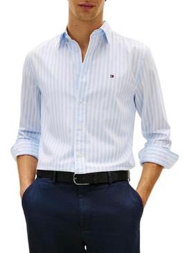 Camisa Tommy Hilfiger listrada azul e branca para homem.