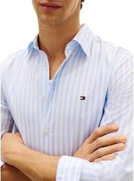 Camisa Tommy Hilfiger listrada azul e branca para homem.