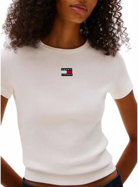 Camiseta Tommy Jeans Slim Badge branca para mulher.