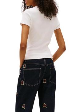Camiseta Tommy Jeans Slim Badge branca para mulher.