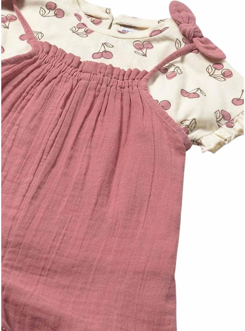 Conjunto Maioral macacão e camiseta rosa para bebê.