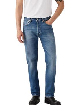 Calça jeans Levis 501 em denim médio para homem.