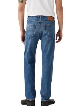 Calça jeans Levis 501 em denim médio para homem.