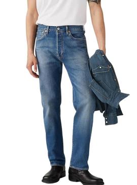 Calça jeans Levis 501 em denim médio para homem.