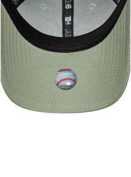 Boné New Era MLB League Essential New York Yankees 9FORTY verde para mulher.