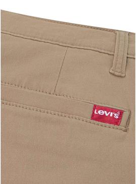 Calça chino Levis Relaxed Straight camel para menino.