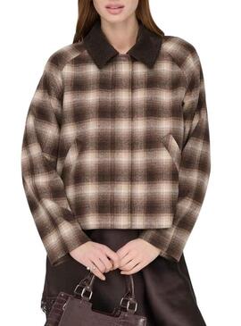 Jaqueta Only Kine xadrez marrom para mulher.