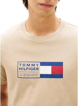 Camiseta Tommy Hilfiger Brand Love Box tostado para homem.