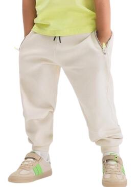 Calça de treino branca Mayoral para menino.