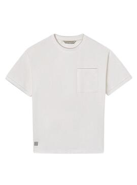 Camiseta Mayoral branca com bolso para menino.