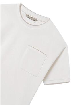 Camiseta Mayoral branca com bolso para menino.