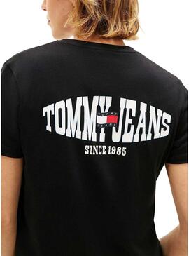 Camiseta Tommy Jeans Wavy Flag preta para mulher.