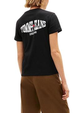 Camiseta Tommy Jeans Wavy Flag preta para mulher.