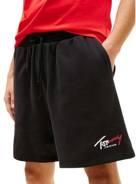 Calça curta Tommy Jeans Signature preta para homem.