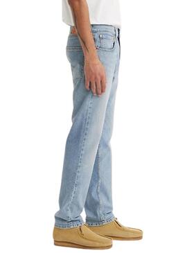 Calça jeans Levis 502 Taper azul para homem.
