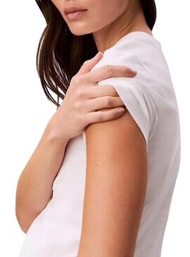 Camiseta Calvin Klein Jeans corta branca para mulher.