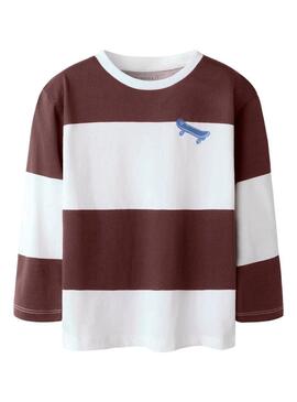 Camiseta Name It listrada marrom e branco com skate para menino.