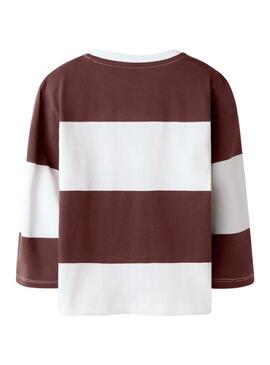 Camiseta Name It listrada marrom e branco com skate para menino.