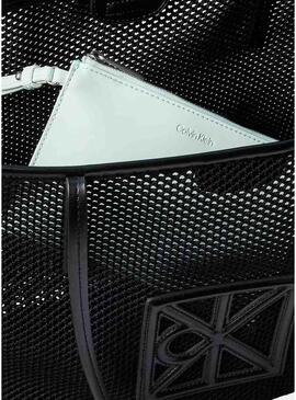 Bolsa Calvin Klein Jeans Emblem em malha preta para mulher.