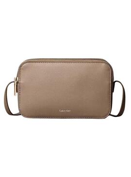Bolsa Calvin Klein Jeans Foil Logo café para mulher.