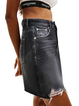 Saia curta Tommy Jeans Mom preta para mulher.