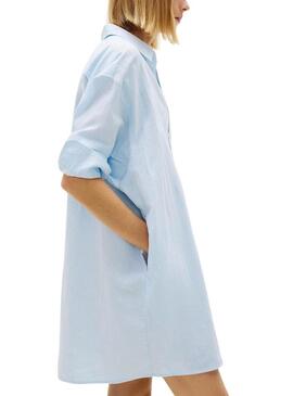 Vestido camiseiro Tommy Jeans oversize de linho azul para mulher.