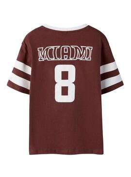 Camisa Name It Thomas estilo faculdade marrom para menino.