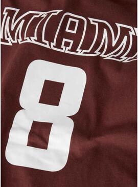 Camisa Name It Thomas estilo faculdade marrom para menino.