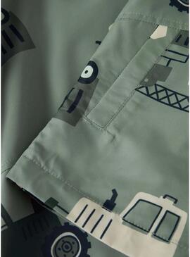 Capa de chuva Name It Max estampada com máquinas verde sálvia para menino.
