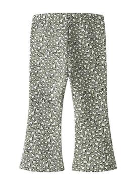 Calça flare Name It estampada de corações verde para menina.