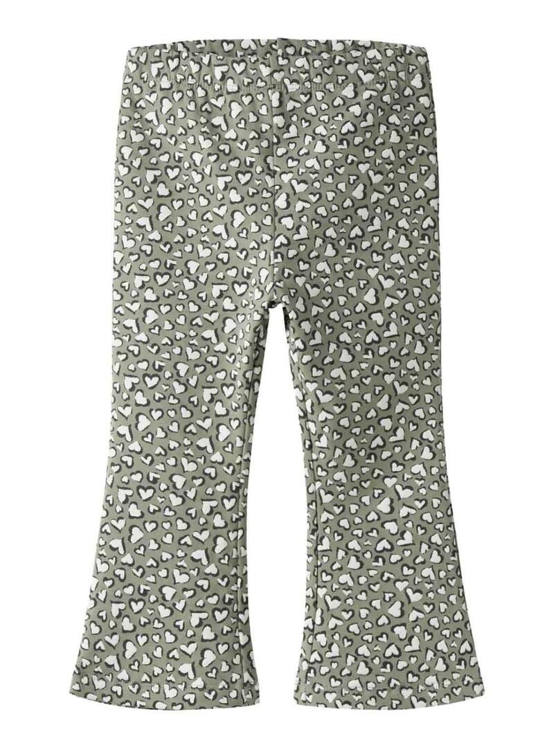 Calça flare Name It estampada de corações verde para menina.