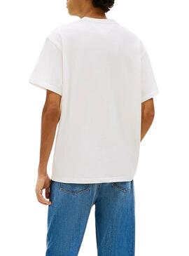 Camiseta básica Tommy Jeans Relaxed Flag branca para homem.