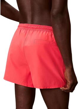 Calção Calvin Klein Jeans coral para homem.