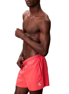 Calção Calvin Klein Jeans coral para homem.