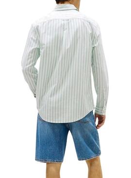 Camisa Tommy Jeans listrada em verde e branco para homem.