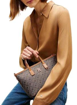 Bolsa Tommy Hilfiger Monoplay mini tote marrom para mulher.