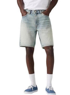 Bermuda jeans Levis 468 Loose azul claro para homem.