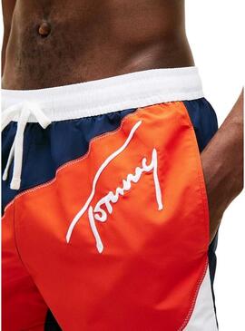 Calção Tommy Jeans tricolor azul, vermelho e branco para homem.