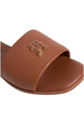 Sandálias Tommy Hilfiger mules Hardware marrom de couro para mulher.