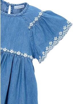 Vestido Mayoral de ganga leve com bordado floral azul médio para menina.