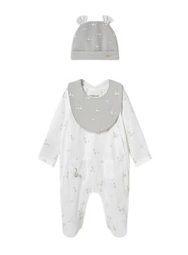 Conjunto Mayoral recém-nascido com macacão branco, babador e gorro bege para bebê.