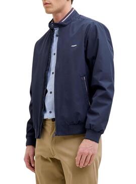 Jaqueta bomber azul da marca Jack and Jones para homem.
