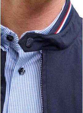 Jaqueta bomber azul da marca Jack and Jones para homem.